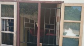 Kondisi kantor desa posek yang dirusak ODGJ (Foto : Zonamu/Azman)