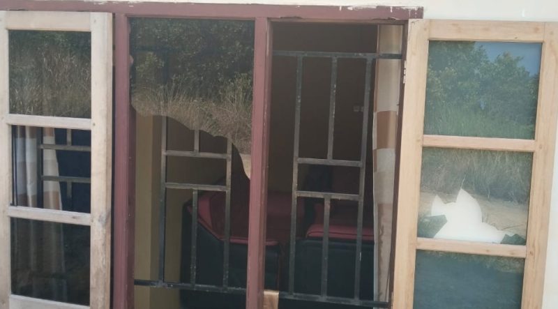 Kondisi kantor desa posek yang dirusak ODGJ (Foto : Zonamu/Azman)