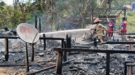 Kondisi rumah panggung habis terbakar (Foto : Zonamu/Damkar)