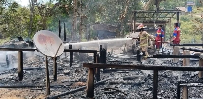 Kondisi rumah panggung habis terbakar (Foto : Zonamu/Damkar)