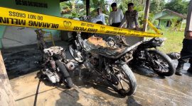 Empat Motor Pelajar Hangus Terbakar di Teras Rumah Warga (Foto : Zonamu/Wandi)
