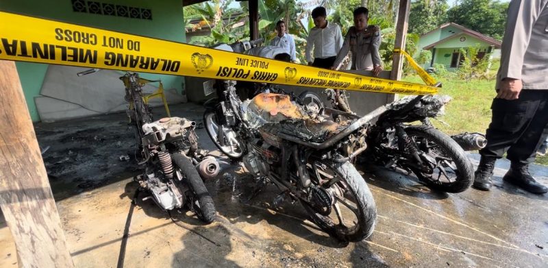 Empat Motor Pelajar Hangus Terbakar di Teras Rumah Warga (Foto : Zonamu/Wandi)