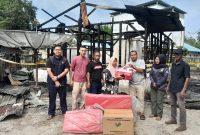 Dinsos Lingga Salurkan Bantuan untuk Korban Kebakaran di Dabo Lama (Foto : Zonamu/Imam)