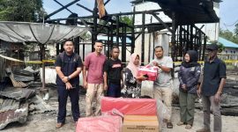 Dinsos Lingga Salurkan Bantuan untuk Korban Kebakaran di Dabo Lama (Foto : Zonamu/Imam)