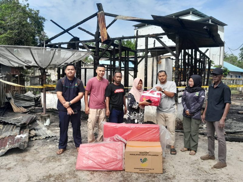 Dinsos Lingga Salurkan Bantuan untuk Korban Kebakaran di Dabo Lama (Foto : Zonamu/Imam)