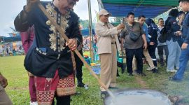 PT Timah komitmen dukung pelestarian tradisi masyarakat Desa Penyampak, seperti Pesta Adat Dodol Bergema | Foto: Zonamu/Humas PT Timah