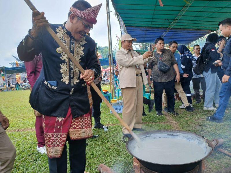 PT Timah komitmen dukung pelestarian tradisi masyarakat Desa Penyampak, seperti Pesta Adat Dodol Bergema | Foto: Zonamu/Humas PT Timah