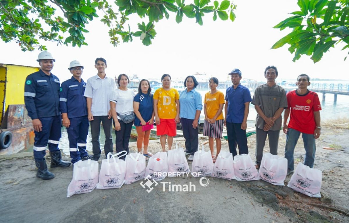 Bantuan sembako diserahkan PT Timah kepada warga korban terdampak banjir di Desa Lumut, Kabupaten Bangka | Foto: Zonamu/Humas PT Timah