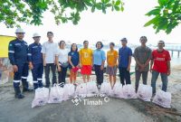 Bantuan sembako diserahkan PT Timah kepada warga korban terdampak banjir di Desa Lumut, Kabupaten Bangka | Foto: Zonamu/Humas PT Timah