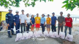 Bantuan sembako diserahkan PT Timah kepada warga korban terdampak banjir di Desa Lumut, Kabupaten Bangka | Foto: Zonamu/Humas PT Timah
