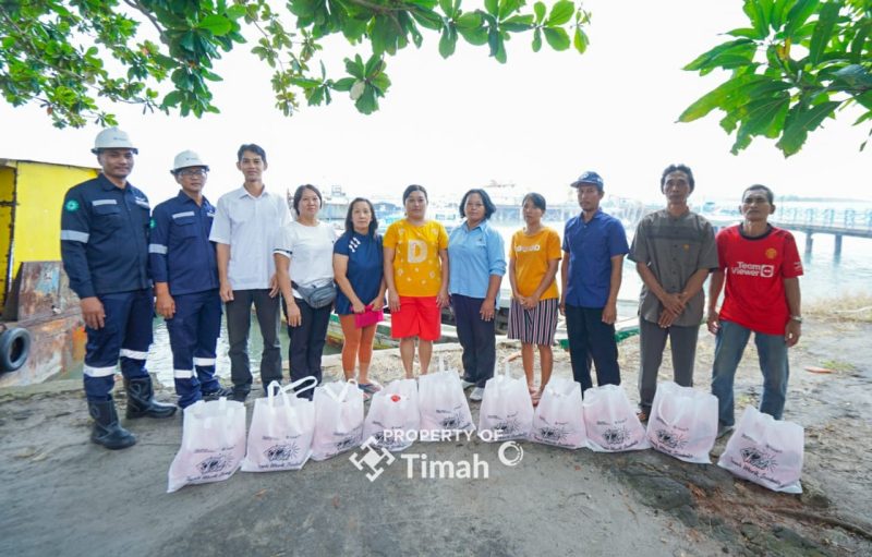 Bantuan sembako diserahkan PT Timah kepada warga korban terdampak banjir di Desa Lumut, Kabupaten Bangka | Foto: Zonamu/Humas PT Timah