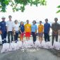 Bantuan sembako diserahkan PT Timah kepada warga korban terdampak banjir di Desa Lumut, Kabupaten Bangka | Foto: Zonamu/Humas PT Timah