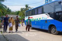 PT Timah bersama PW GP Ansor Babel memberikan pelayanan kesehatan gratis dan pembagian sembako di wilayah pesisir Kabupaten Bangka | Foto: Zonamu/Humas PT Timah