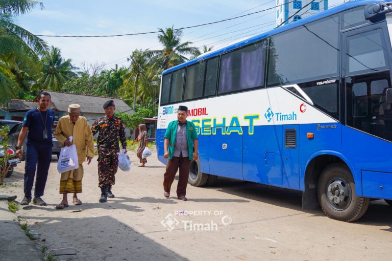 PT Timah bersama PW GP Ansor Babel memberikan pelayanan kesehatan gratis dan pembagian sembako di wilayah pesisir Kabupaten Bangka | Foto: Zonamu/Humas PT Timah