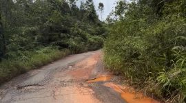 Potret Kondisi Jalan Provinsi yang rusak di Kabupaten Lingga (Foto : Zonamu/Wandi)