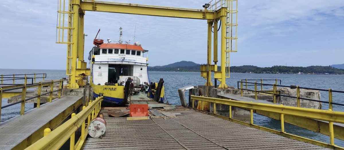 Kondisi ramp dor di pelabuhan roro jagoh singkep barat (Foto : Zonamu/Ismail)