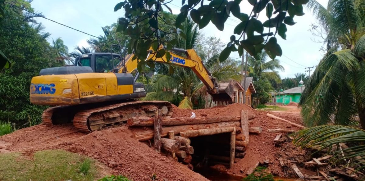Perusahaan CSA dan TTU Perbaiki Jalan dan Jembatan di Desa (Foto : Zonamu/Edy)