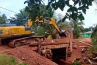 Perusahaan CSA dan TTU Perbaiki Jalan dan Jembatan di Desa (Foto : Zonamu/Edy)