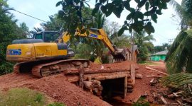 Perusahaan CSA dan TTU Perbaiki Jalan dan Jembatan di Desa (Foto : Zonamu/Edy)