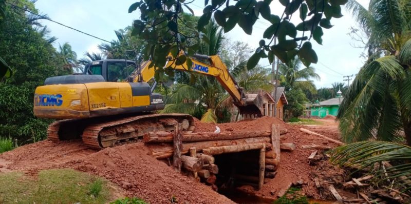 Perusahaan CSA dan TTU Perbaiki Jalan dan Jembatan di Desa (Foto : Zonamu/Edy)