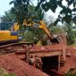 Perusahaan CSA dan TTU Perbaiki Jalan dan Jembatan di Desa (Foto : Zonamu/Edy)