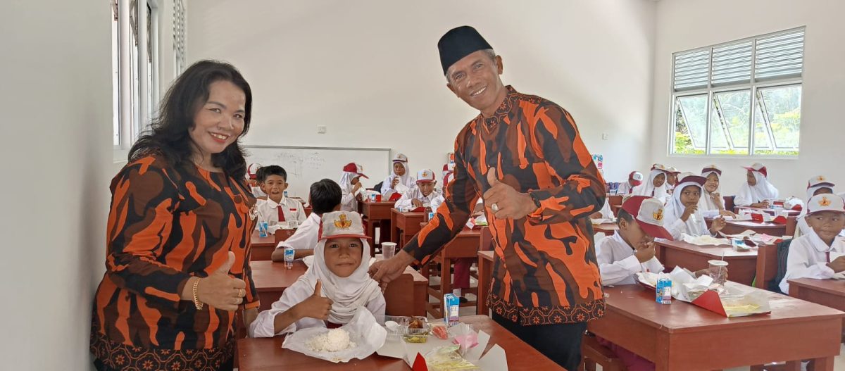 Plh Ketua PP Lingga Arman saat menyalurkna makan bergizi gratis ke SDN 011 Lingga Utara (Foto : Zonamu/Arman)