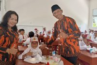 Plh Ketua PP Lingga Arman saat menyalurkna makan bergizi gratis ke SDN 011 Lingga Utara (Foto : Zonamu/Arman)