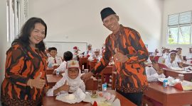 Plh Ketua PP Lingga Arman saat menyalurkna makan bergizi gratis ke SDN 011 Lingga Utara (Foto : Zonamu/Arman)