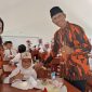 Plh Ketua PP Lingga Arman saat menyalurkna makan bergizi gratis ke SDN 011 Lingga Utara (Foto : Zonamu/Arman)
