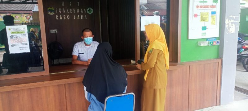 Potrer Pelayanan Kesehatan di Puskesmas Dabo Lama (Foto : Zonamu/Ari)