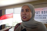 Ketua Bawaslu Lingga Fidya Asrina saat diwawancarai | Foto : Zonamu/Wandi
