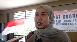 Ketua Bawaslu Lingga Fidya Asrina saat diwawancarai | Foto : Zonamu/Wandi