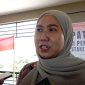 Ketua Bawaslu Lingga Fidya Asrina saat diwawancarai | Foto : Zonamu/Wandi