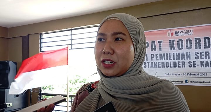 Ketua Bawaslu Lingga Fidya Asrina saat diwawancarai | Foto : Zonamu/Wandi