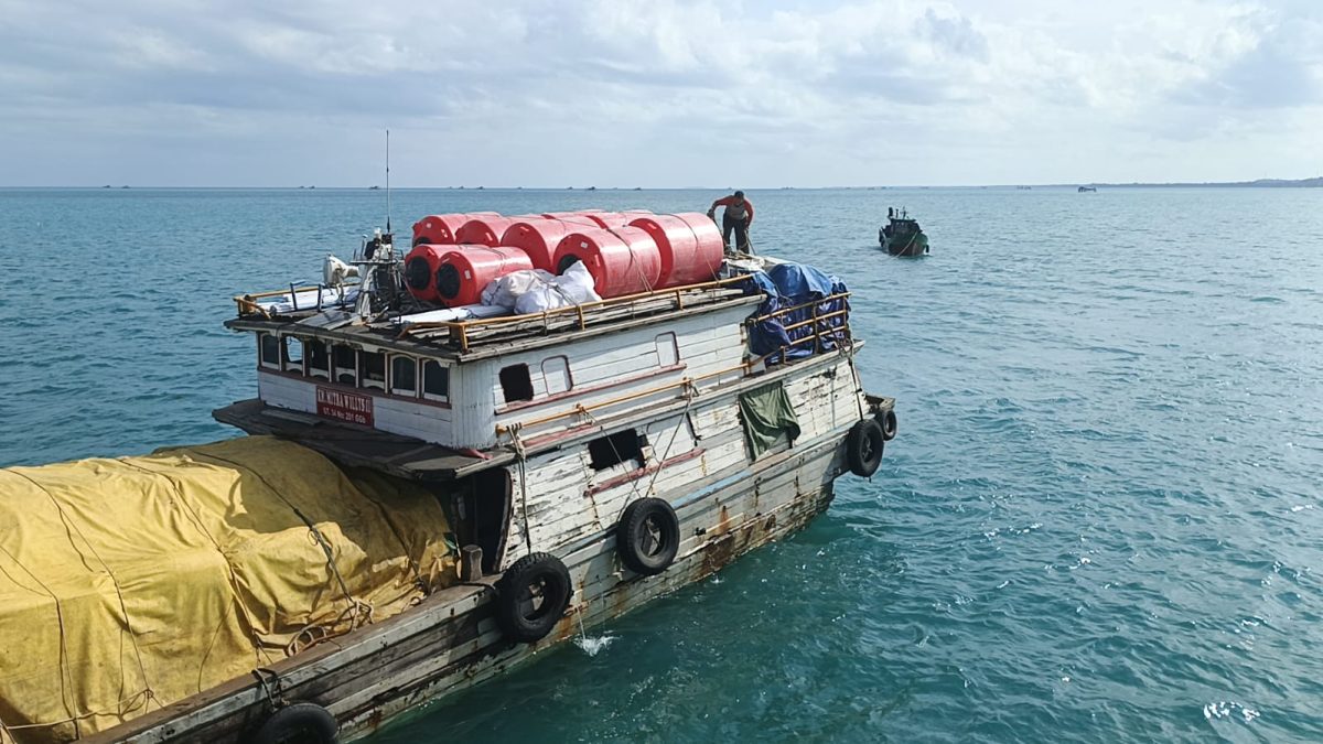 Kapal Kayu Bermuatan Tujuh Orang Sempat Hilang Kontak, Kini Ditemukan Selamat | Foto : Zonamu/Wandi)