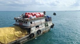 Kapal Kayu Bermuatan Tujuh Orang Sempat Hilang Kontak, Kini Ditemukan Selamat | Foto : Zonamu/Wandi)