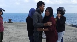 Potret tangis sang istri usai suami ditemukan dalam keadaan selamat | Foto : Zonamu/Wandi)