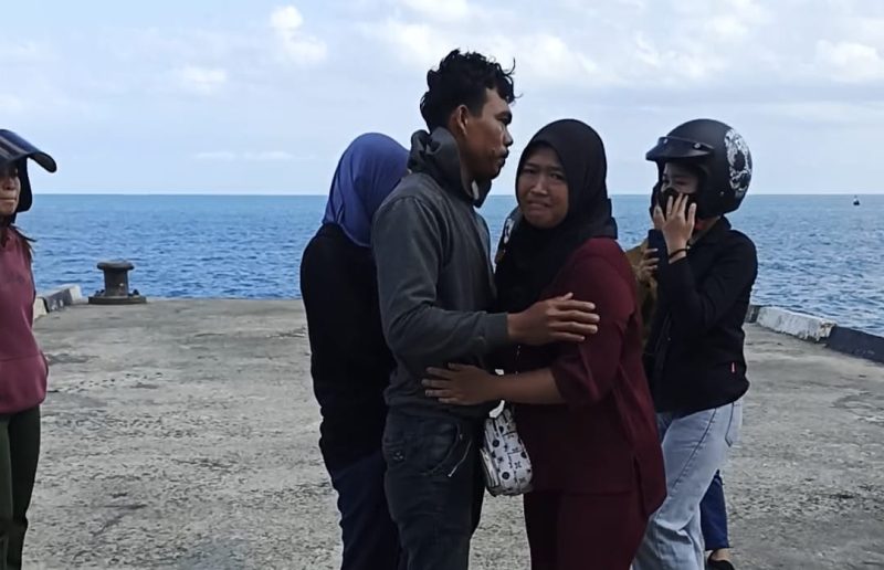 Potret tangis sang istri usai suami ditemukan dalam keadaan selamat | Foto : Zonamu/Wandi)