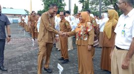 Wabup Lingga saat bersalaman dengan para pegawai | Foto : Zonamu/Prokopim