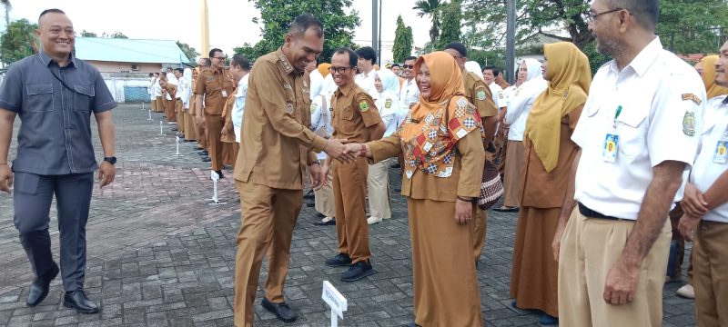 Wabup Lingga saat bersalaman dengan para pegawai | Foto : Zonamu/Prokopim