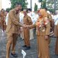 Wabup Lingga saat bersalaman dengan para pegawai | Foto : Zonamu/Prokopim