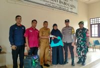 Lurah Dabo Lama Saat menyalurkan PKH ke Penerima Manfaat | Foto : Zonamu/Harie