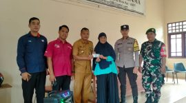 Lurah Dabo Lama Saat menyalurkan PKH ke Penerima Manfaat | Foto : Zonamu/Harie