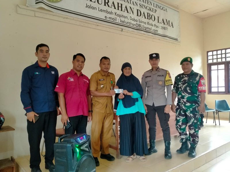 Lurah Dabo Lama Saat menyalurkan PKH ke Penerima Manfaat | Foto : Zonamu/Harie
