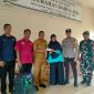 Lurah Dabo Lama Saat menyalurkan PKH ke Penerima Manfaat | Foto : Zonamu/Harie