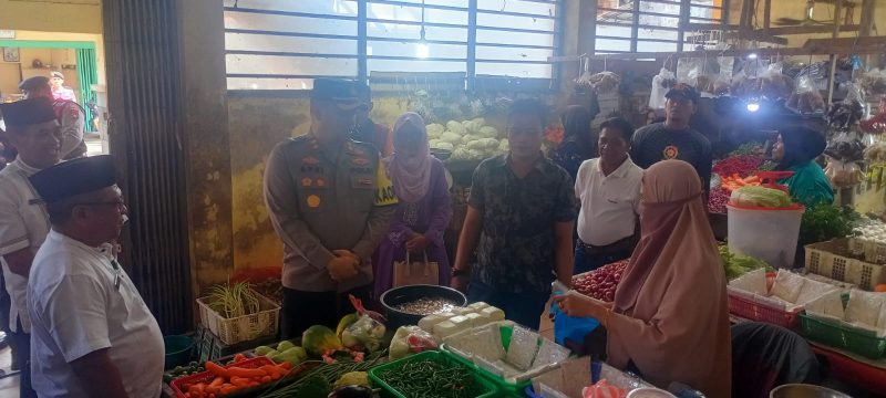 Polres dan Pemkab Lingga Sidak Pasar, Pastikan Stok Bahan Pokok Aman Selama Ramadhan | Foto : Zonamu/Ari