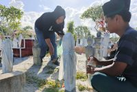 Warga Dabo Singkep saat melakukan ziarah makam di Dabo Singkep | Foto : Zonamu/Wandi