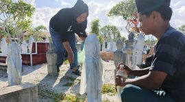 Warga Dabo Singkep saat melakukan ziarah makam di Dabo Singkep | Foto : Zonamu/Wandi