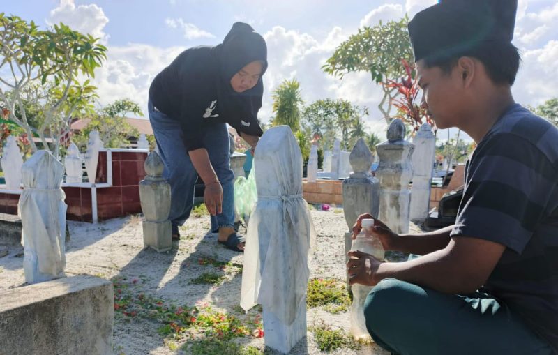 Warga Dabo Singkep saat melakukan ziarah makam di Dabo Singkep | Foto : Zonamu/Wandi
