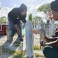 Warga Dabo Singkep saat melakukan ziarah makam di Dabo Singkep | Foto : Zonamu/Wandi